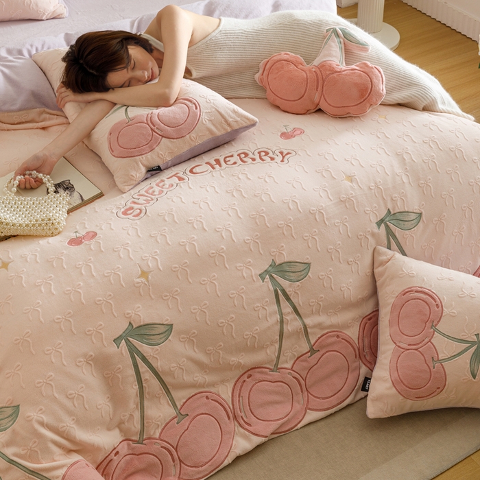 91家纺网 家纺一手货源 找家纺 卡姿家纺 2025秋冬德国奶芙绒提花甜美风—樱桃可颂 樱桃可颂-浅粉