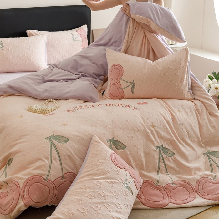 91家纺网 家纺一手货源 找家纺 卡姿家纺 2025秋冬德国奶芙绒提花甜美风—樱桃可颂 樱桃可颂-浅粉