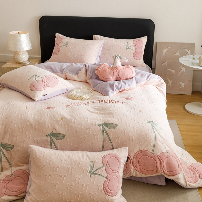 91家纺网 家纺一手货源 找家纺 卡姿家纺 2025秋冬德国奶芙绒提花甜美风—樱桃可颂 樱桃可颂-浅粉