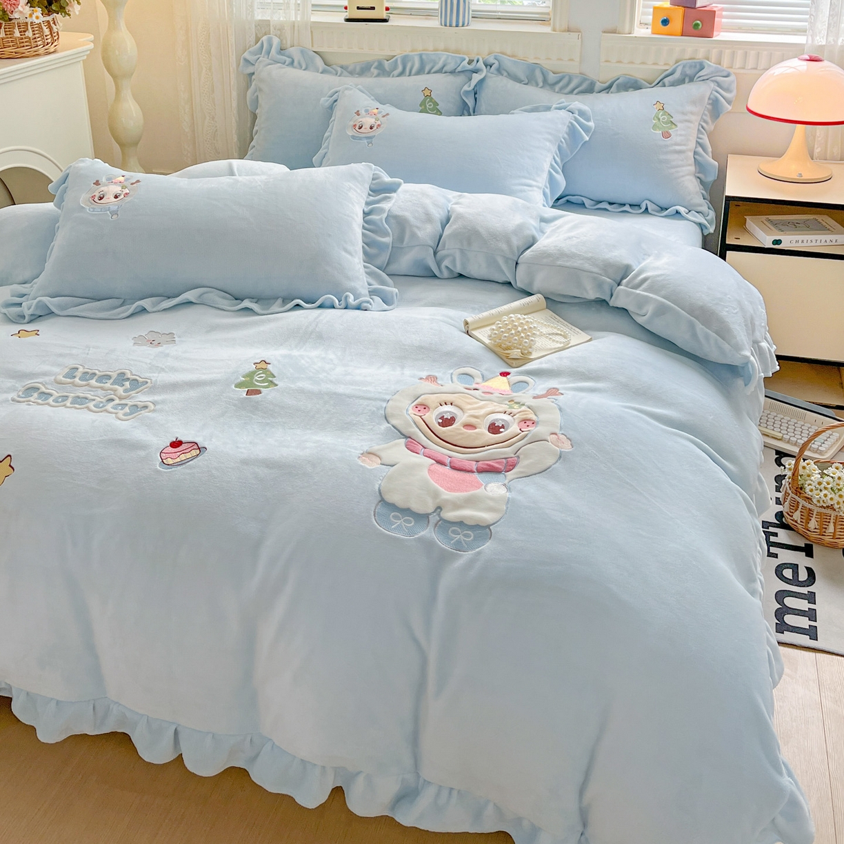 91家纺网 家纺一手货源 找家纺 星尚家纺 2025新款全消光230g牛奶绒卡通贴布绣三件套四件套 雪人布布