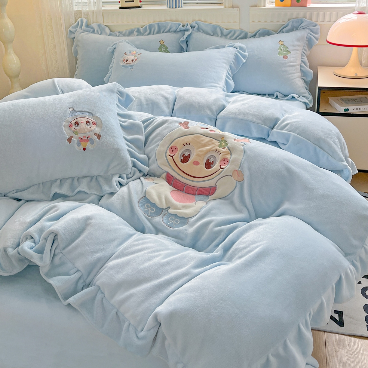 91家纺网 家纺一手货源 找家纺 星尚家纺 2025新款全消光230g牛奶绒卡通贴布绣三件套四件套 雪人布布