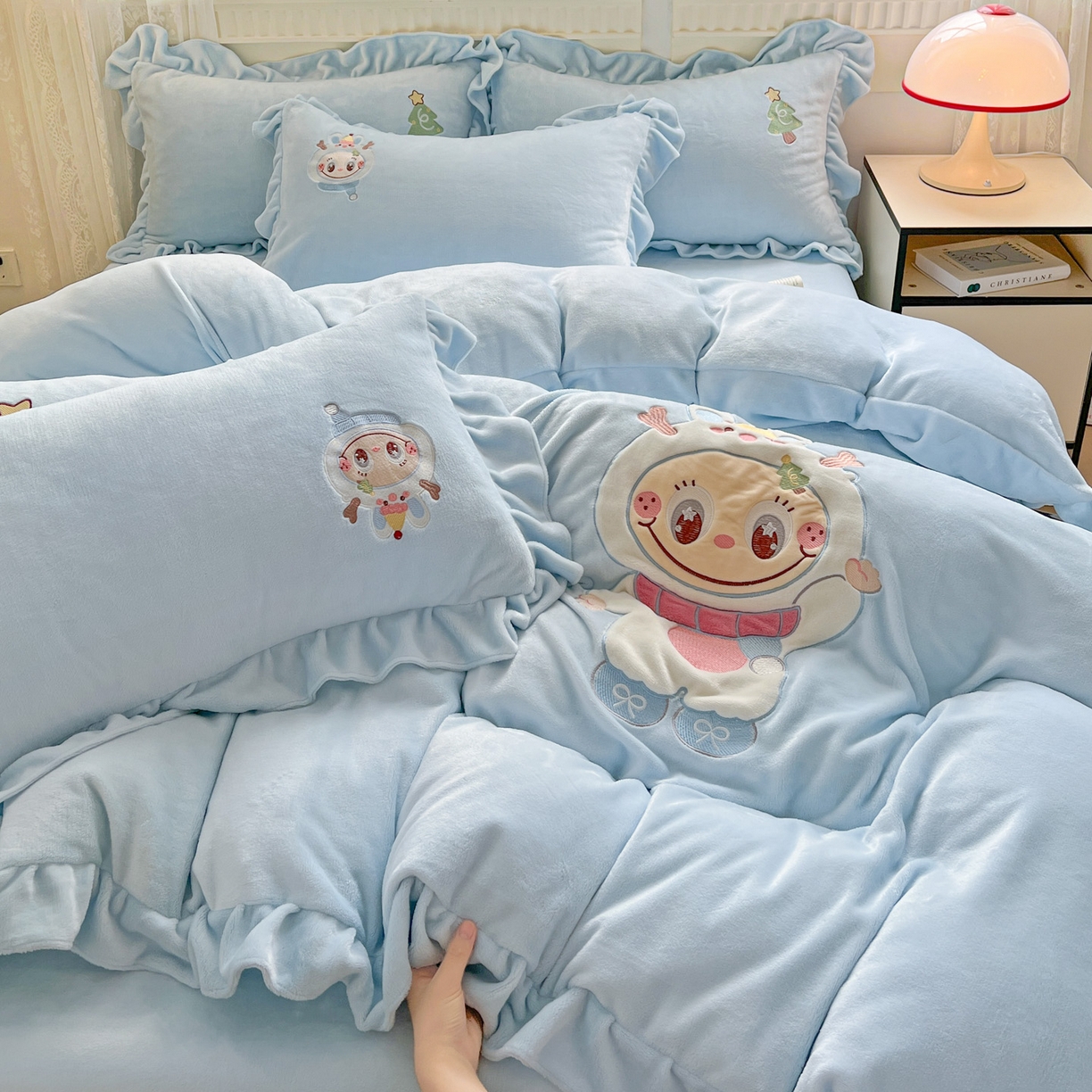 91家纺网 家纺一手货源 找家纺 星尚家纺 2025新款全消光230g牛奶绒卡通贴布绣三件套四件套 雪人布布