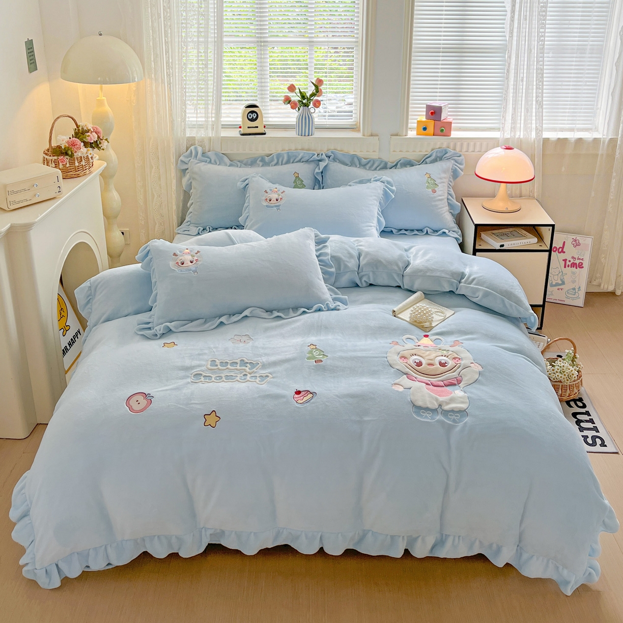 91家纺网 家纺一手货源 找家纺 星尚家纺 2025新款全消光230g牛奶绒卡通贴布绣三件套四件套 雪人布布