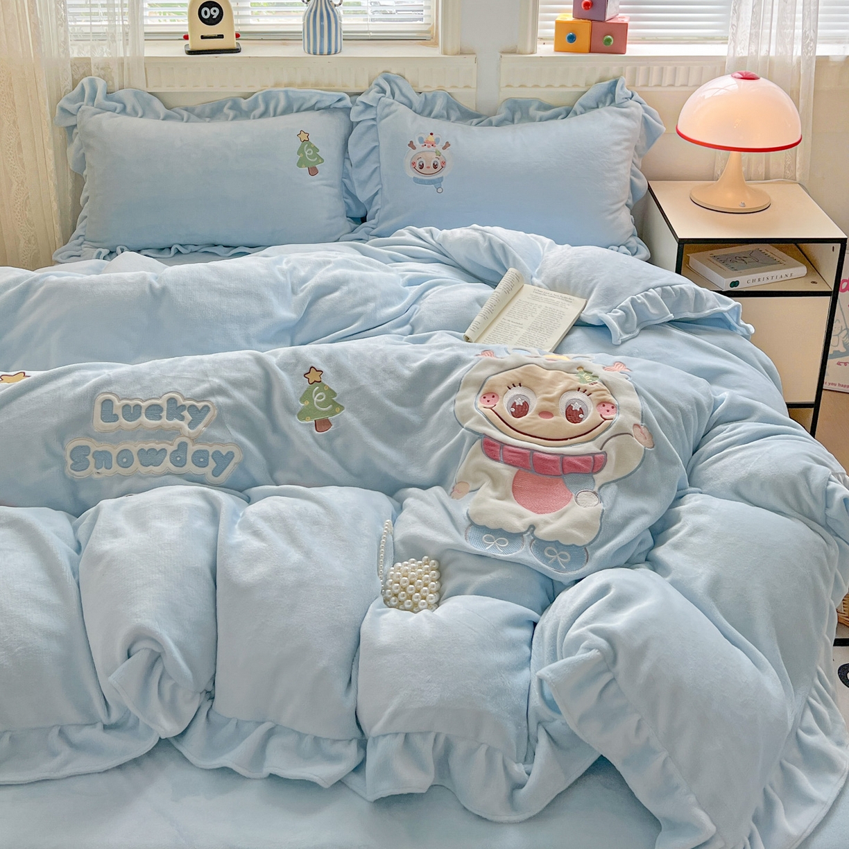 91家纺网 家纺一手货源 找家纺 星尚家纺 2025新款全消光230g牛奶绒卡通贴布绣三件套四件套 雪人布布