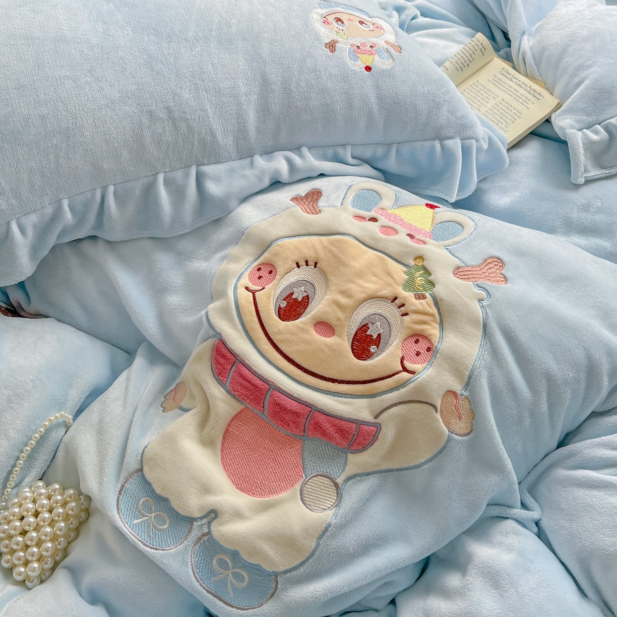 91家纺网 家纺一手货源 找家纺 星尚家纺 2025新款全消光230g牛奶绒卡通贴布绣三件套四件套 雪人布布