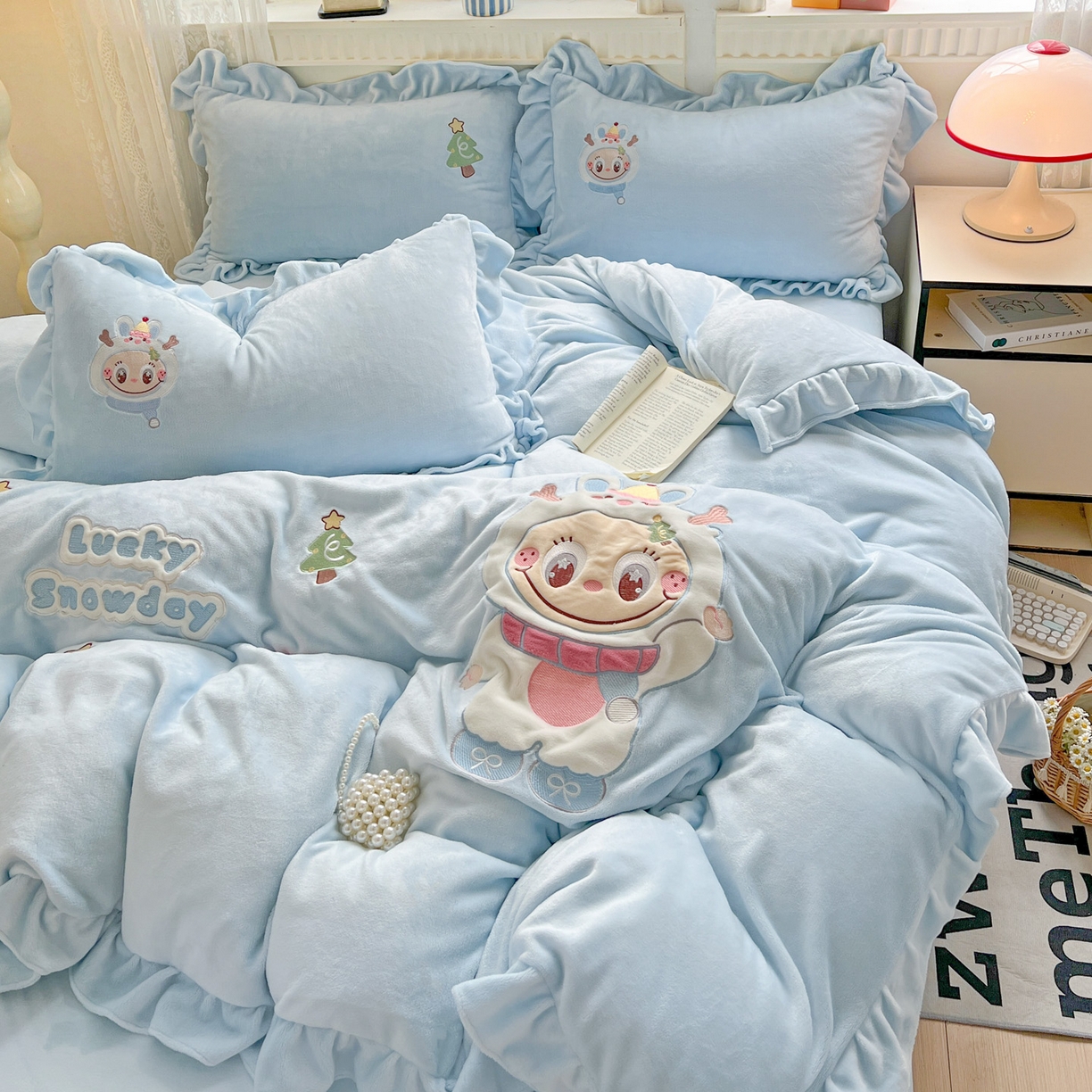 91家纺网 家纺一手货源 找家纺 星尚家纺 2025新款全消光230g牛奶绒卡通贴布绣三件套四件套 雪人布布