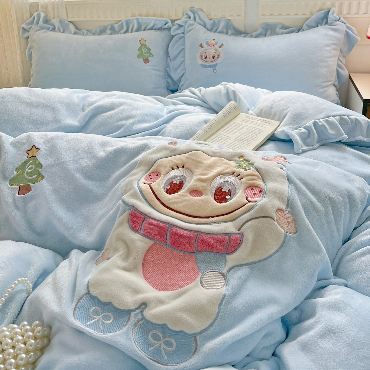 91家纺网 家纺一手货源 找家纺 星尚家纺 2025新款全消光230g牛奶绒卡通贴布绣三件套四件套 雪人布布