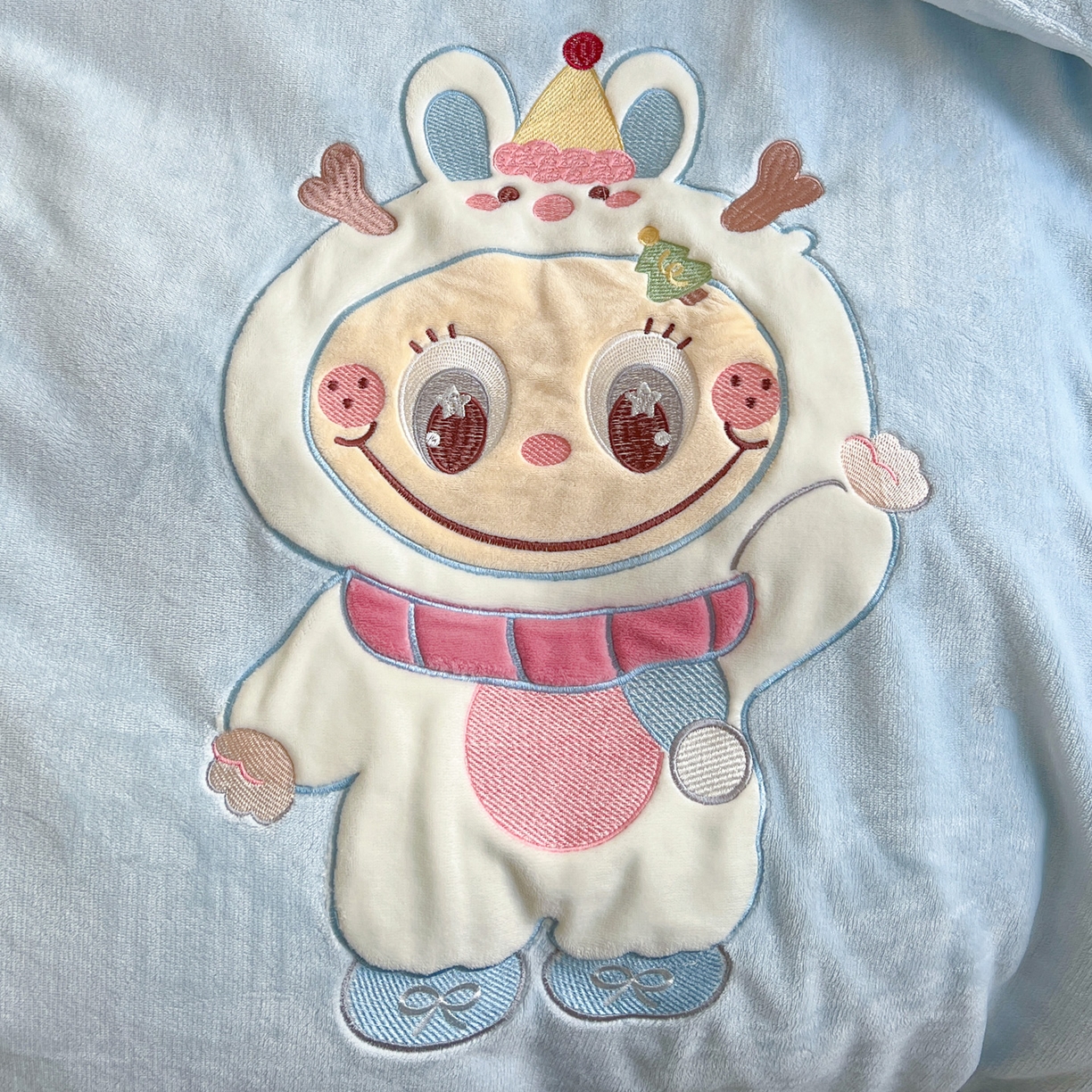 91家纺网 家纺一手货源 找家纺 星尚家纺 2025新款全消光230g牛奶绒卡通贴布绣三件套四件套 雪人布布