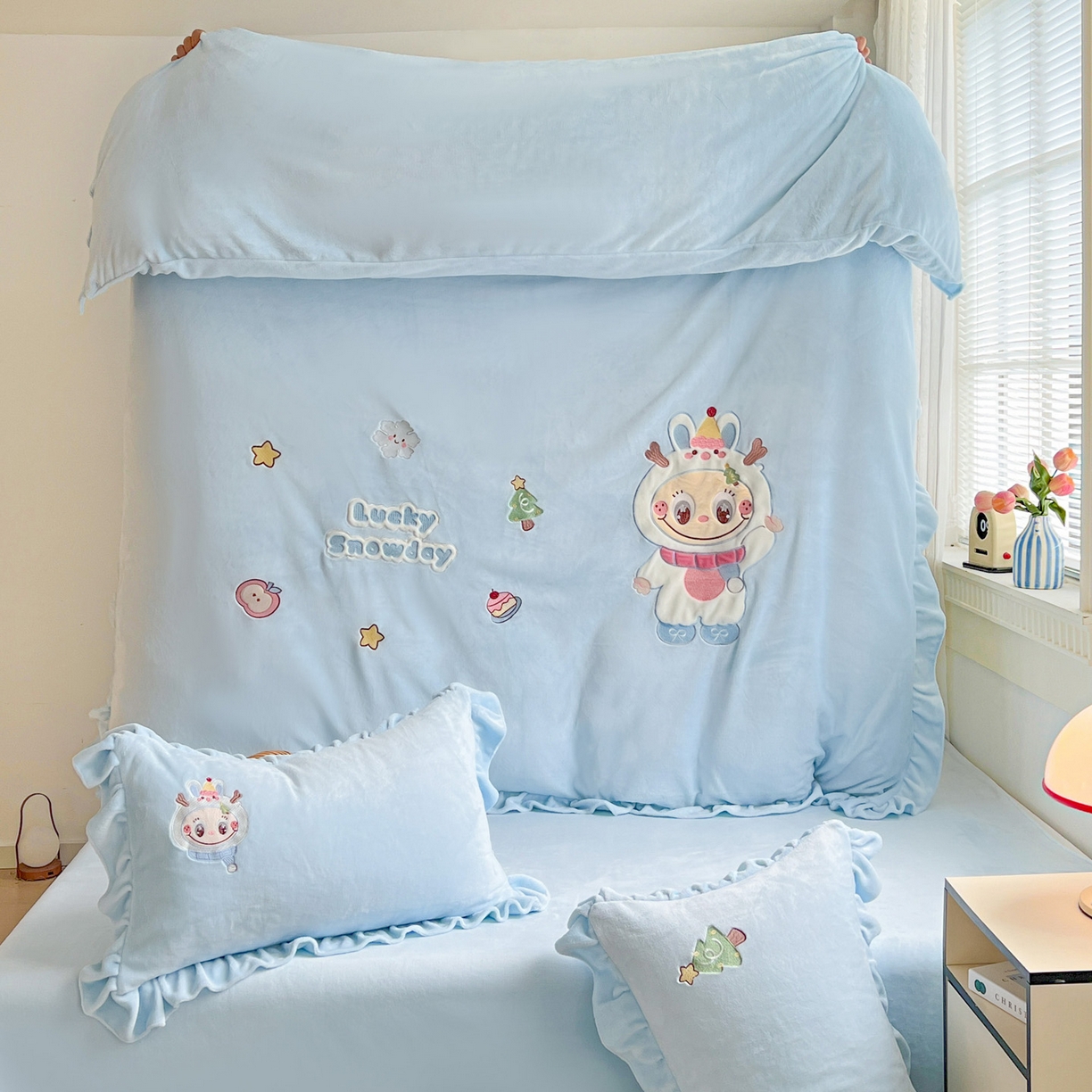 91家纺网 家纺一手货源 找家纺 星尚家纺 2025新款全消光230g牛奶绒卡通贴布绣三件套四件套 雪人布布