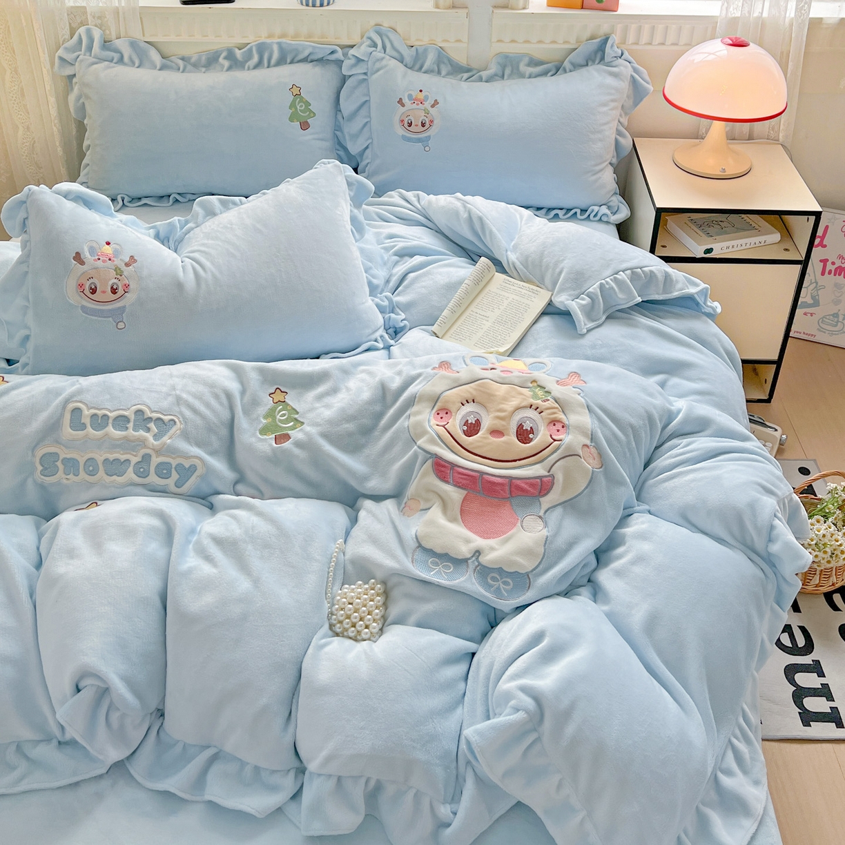 91家纺网 家纺一手货源 找家纺 星尚家纺 2025新款全消光230g牛奶绒卡通贴布绣三件套四件套 雪人布布