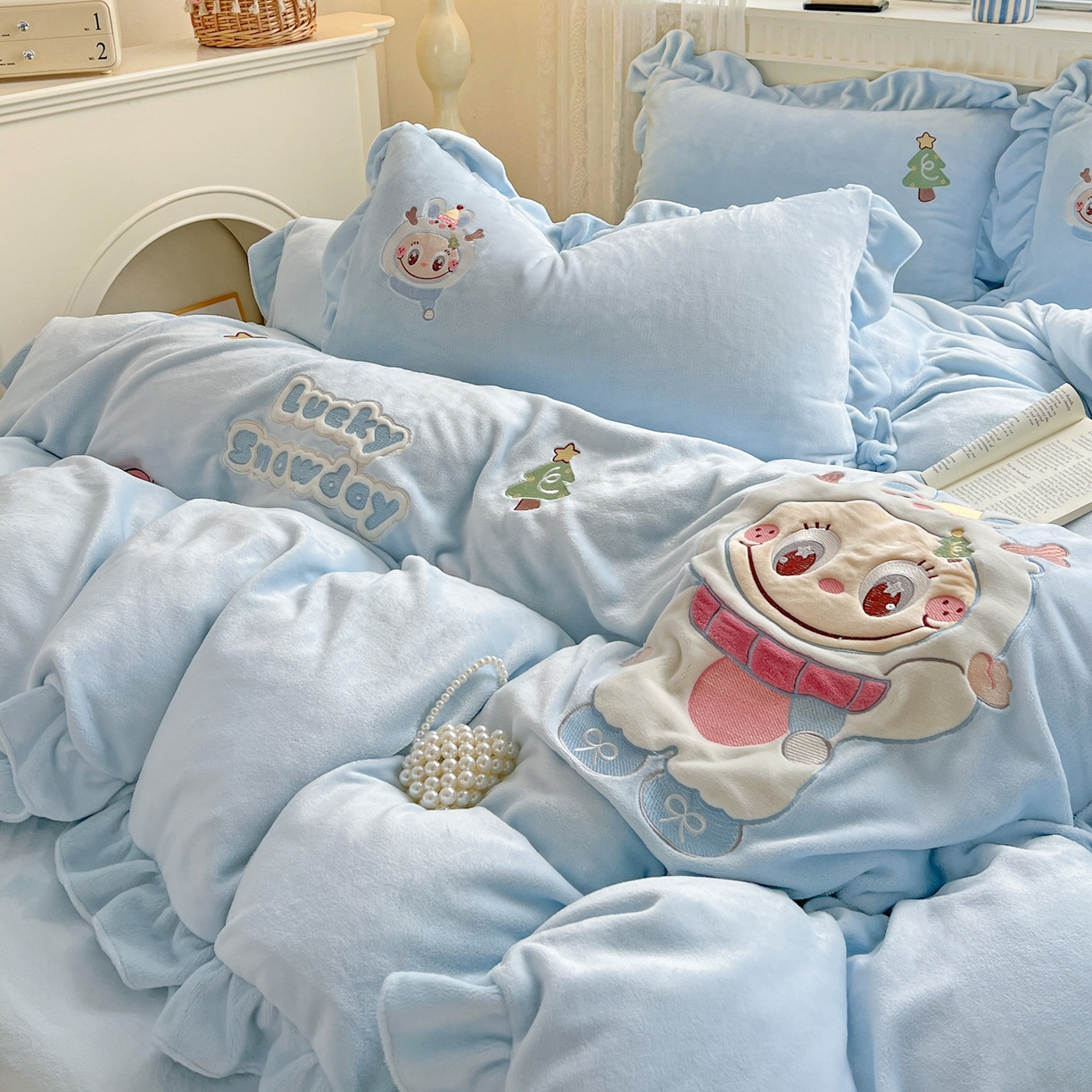 91家纺网 家纺一手货源 找家纺 星尚家纺 2025新款全消光230g牛奶绒卡通贴布绣三件套四件套 雪人布布
