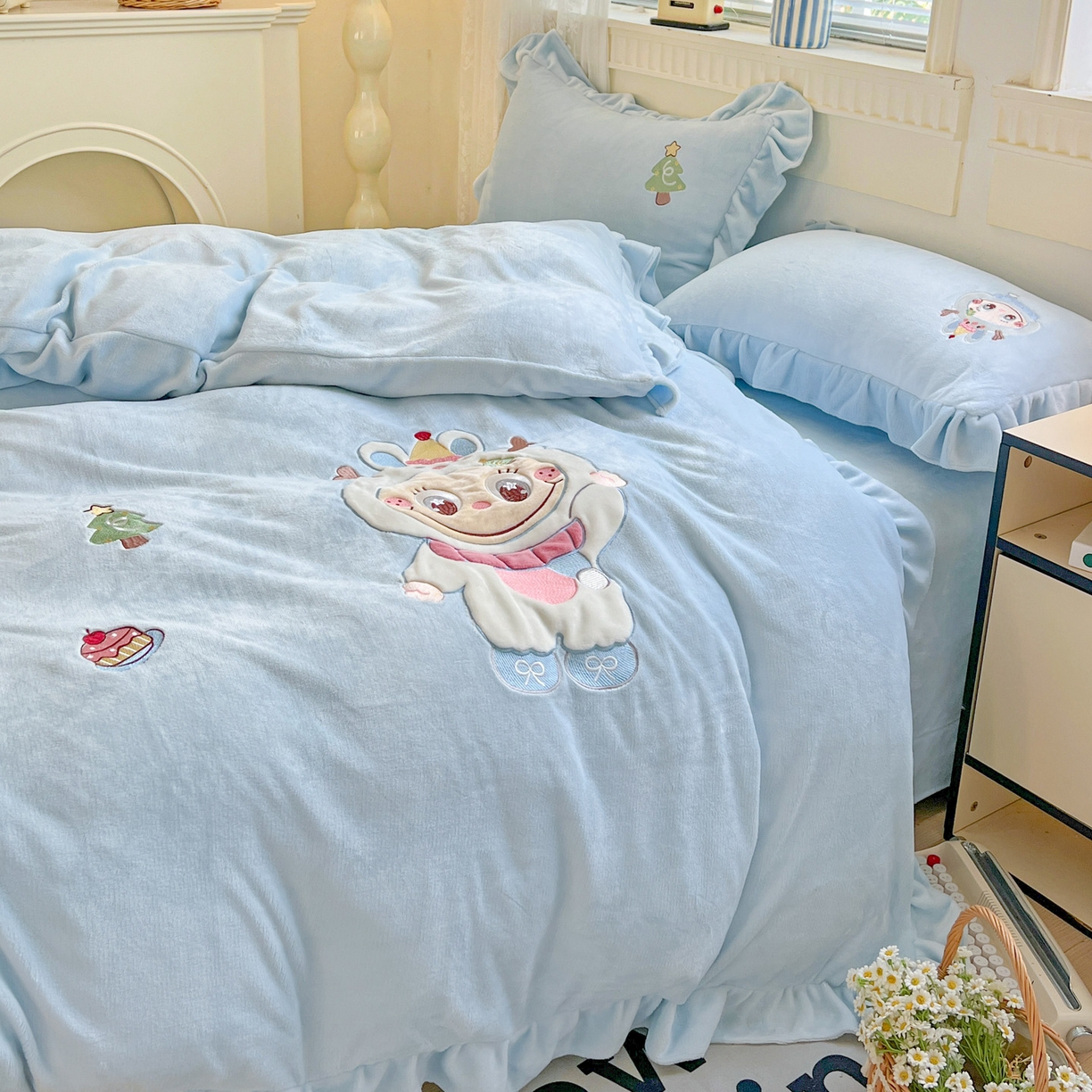 91家纺网 家纺一手货源 找家纺 星尚家纺 2025新款全消光230g牛奶绒卡通贴布绣三件套四件套 雪人布布