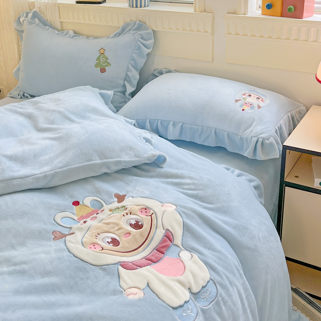 91家纺网 家纺一手货源 找家纺 星尚家纺 2025新款全消光230g牛奶绒卡通贴布绣三件套四件套 雪人布布