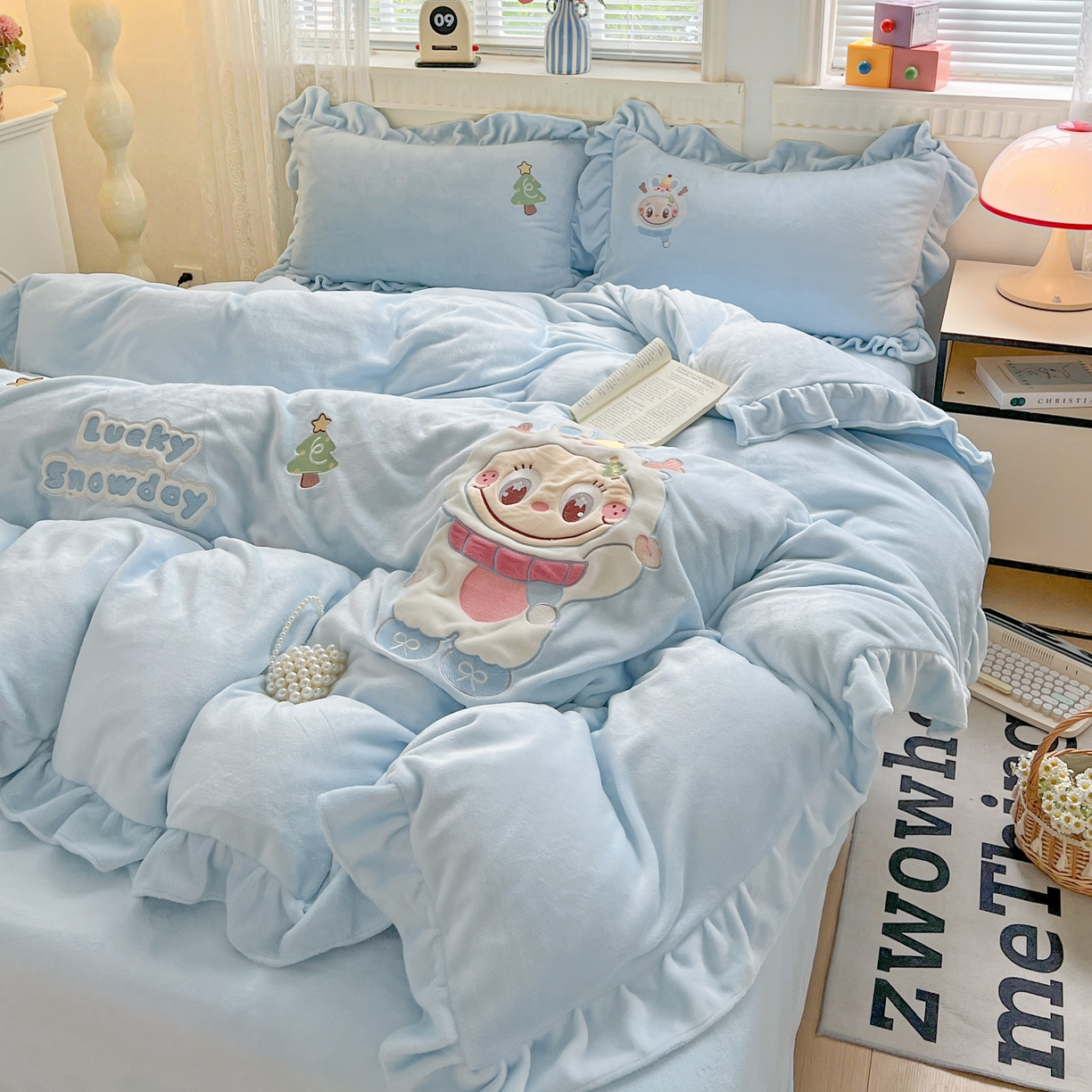 91家纺网 家纺一手货源 找家纺 星尚家纺 2025新款全消光230g牛奶绒卡通贴布绣三件套四件套 雪人布布
