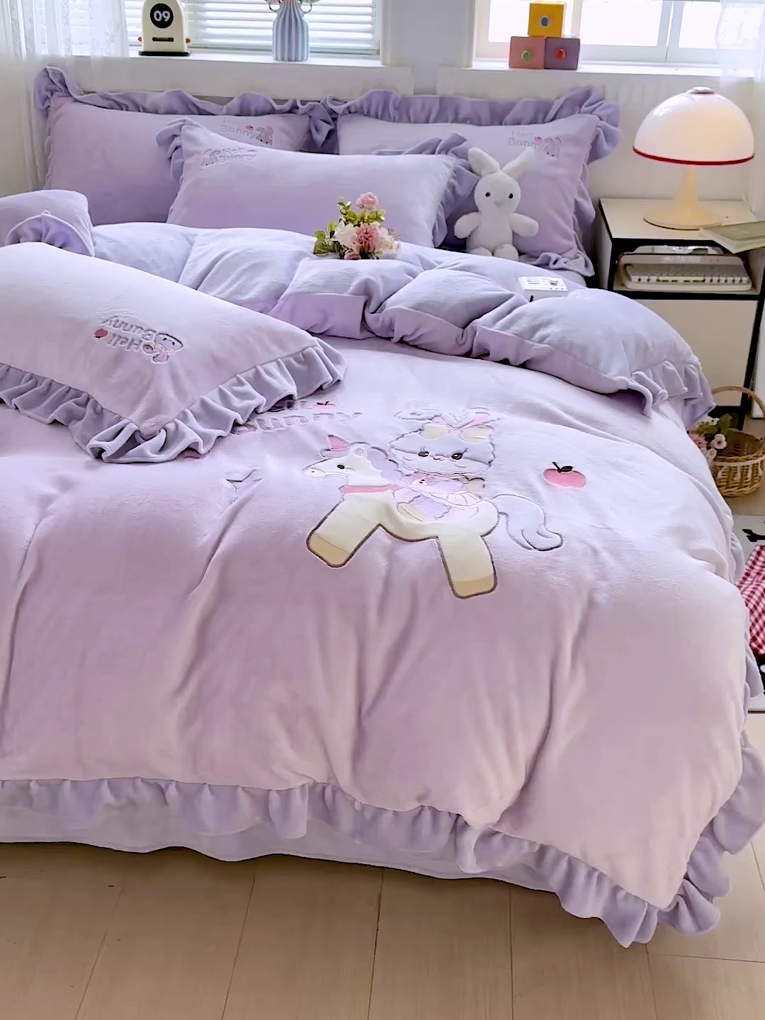 91家纺网 家纺一手货源 找家纺 星尚家纺 2025新款全消光230g牛奶绒卡通贴布绣三件套四件套 戴菲兔