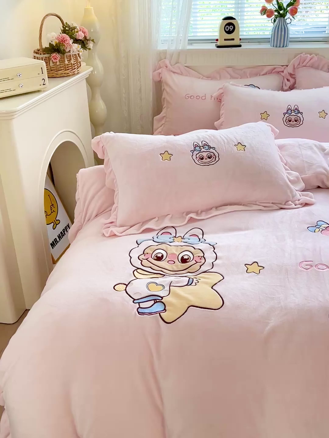 91家纺网 家纺一手货源 找家纺 星尚家纺 2025新款全消光230g牛奶绒卡通贴布绣三件套四件套 星星布布