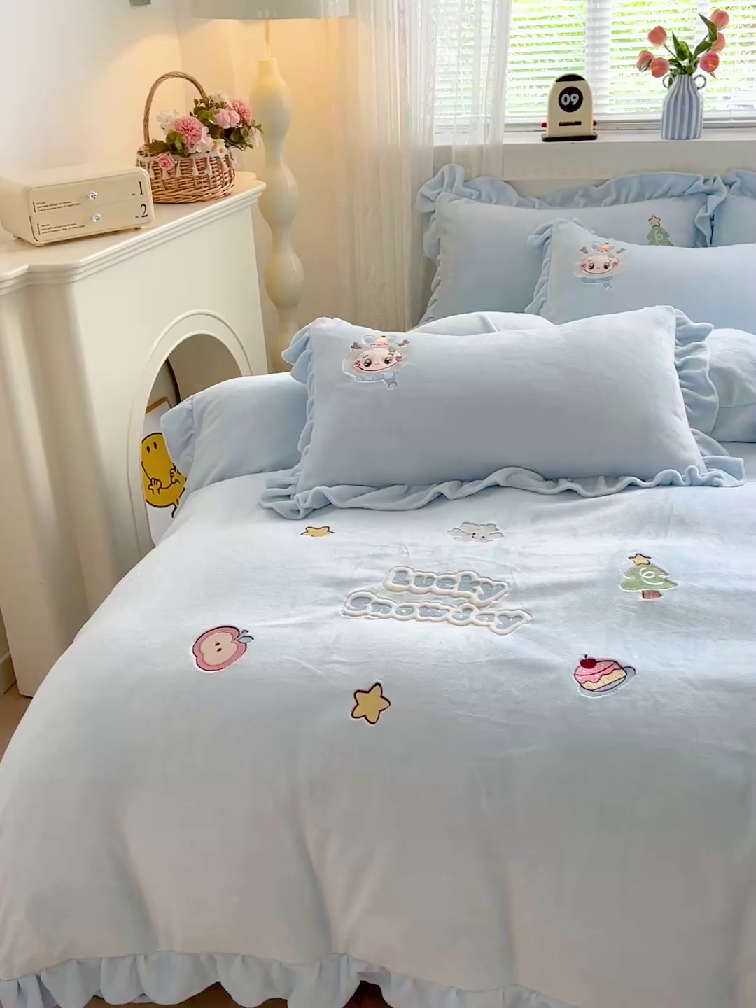 91家纺网 家纺一手货源 找家纺 星尚家纺 2025新款全消光230g牛奶绒卡通贴布绣三件套四件套 雪人布布