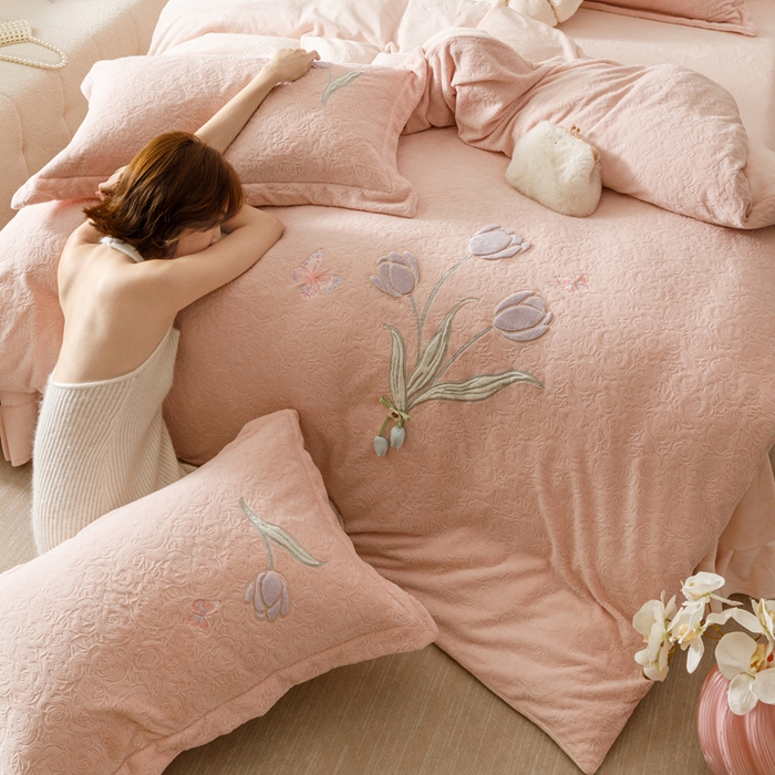 91家纺网 家纺一手货源 找家纺 （总）卡姿家纺 2025秋冬德国奶芙绒提花刺绣— 元气郁金香