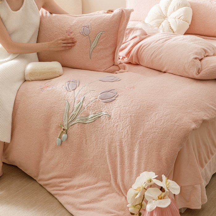 91家纺网 家纺一手货源 找家纺 （总）卡姿家纺 2025秋冬德国奶芙绒提花刺绣— 元气郁金香