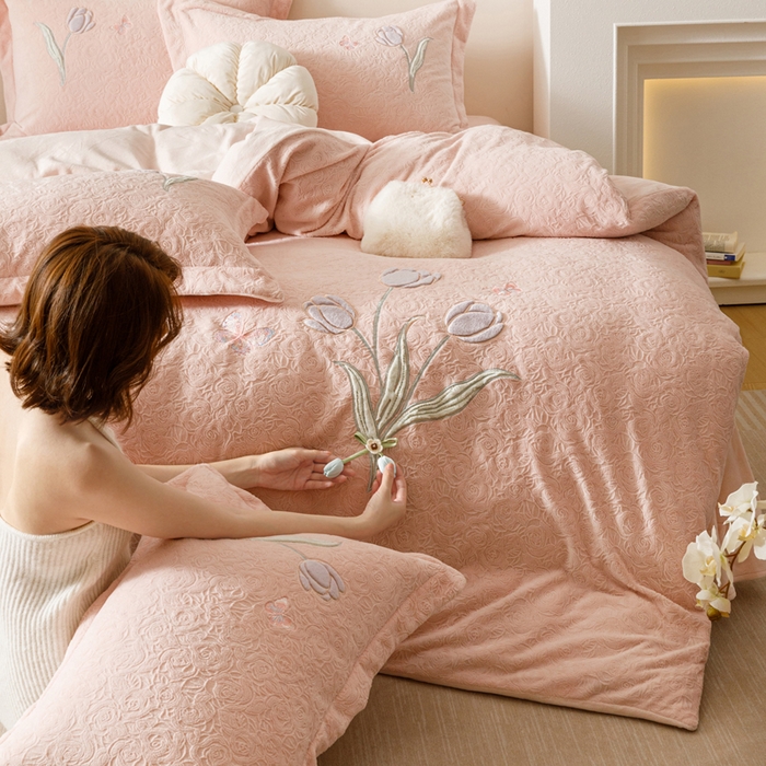 91家纺网 家纺一手货源 找家纺 （总）卡姿家纺 2025秋冬德国奶芙绒提花刺绣— 元气郁金香