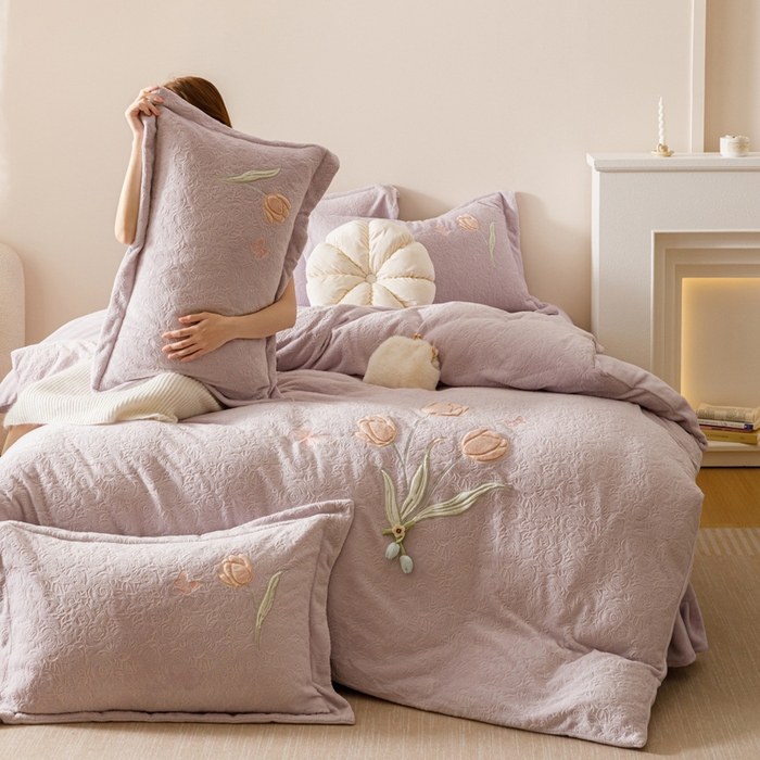 91家纺网 家纺一手货源 找家纺 卡姿家纺 2025秋冬德国奶芙绒提花刺绣— 元气郁金香 元气郁金香-紫