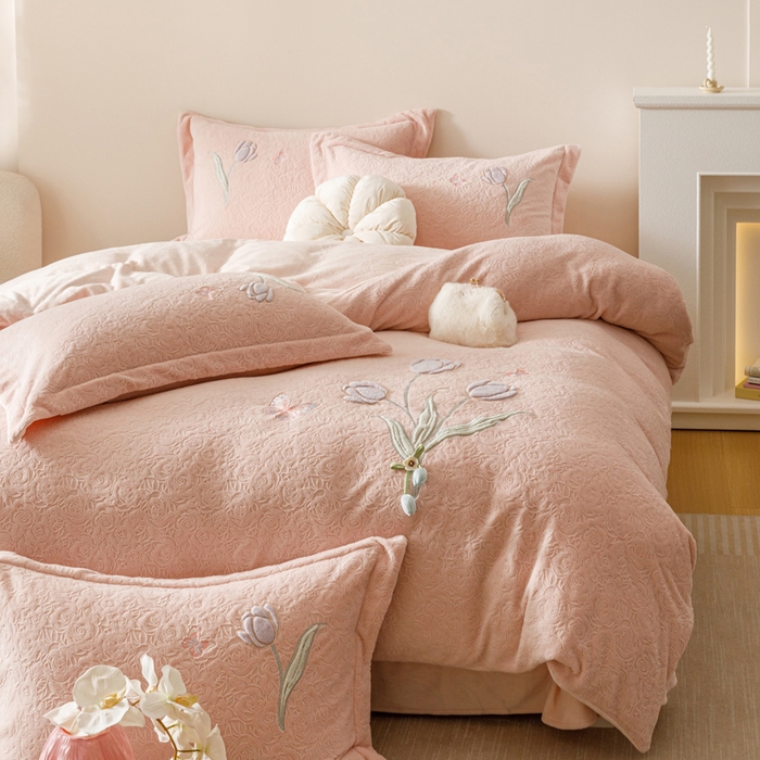 91家纺网 家纺一手货源 找家纺 卡姿家纺 2025秋冬德国奶芙绒提花刺绣— 元气郁金香 元气郁金香-粉