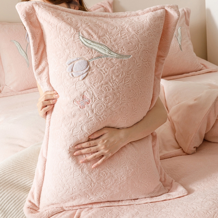 91家纺网 家纺一手货源 找家纺 卡姿家纺 2025秋冬德国奶芙绒提花刺绣— 元气郁金香 元气郁金香-粉