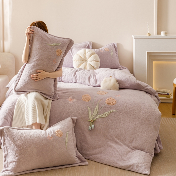 91家纺网 家纺一手货源 找家纺 卡姿家纺 2025秋冬德国奶芙绒提花刺绣— 元气郁金香 元气郁金香-紫