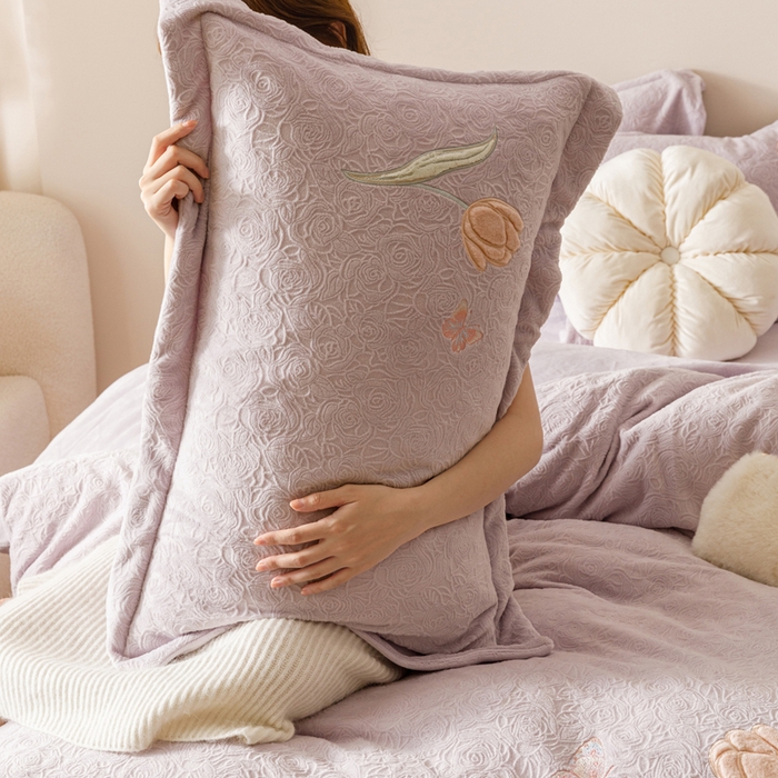 91家纺网 家纺一手货源 找家纺 卡姿家纺 2025秋冬德国奶芙绒提花刺绣— 元气郁金香 元气郁金香-紫