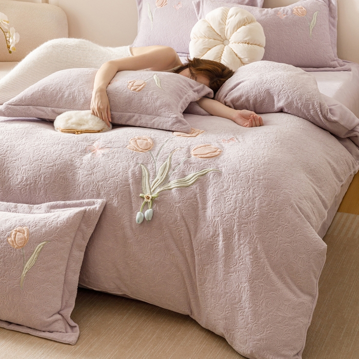 91家纺网 家纺一手货源 找家纺 卡姿家纺 2025秋冬德国奶芙绒提花刺绣— 元气郁金香 元气郁金香-紫