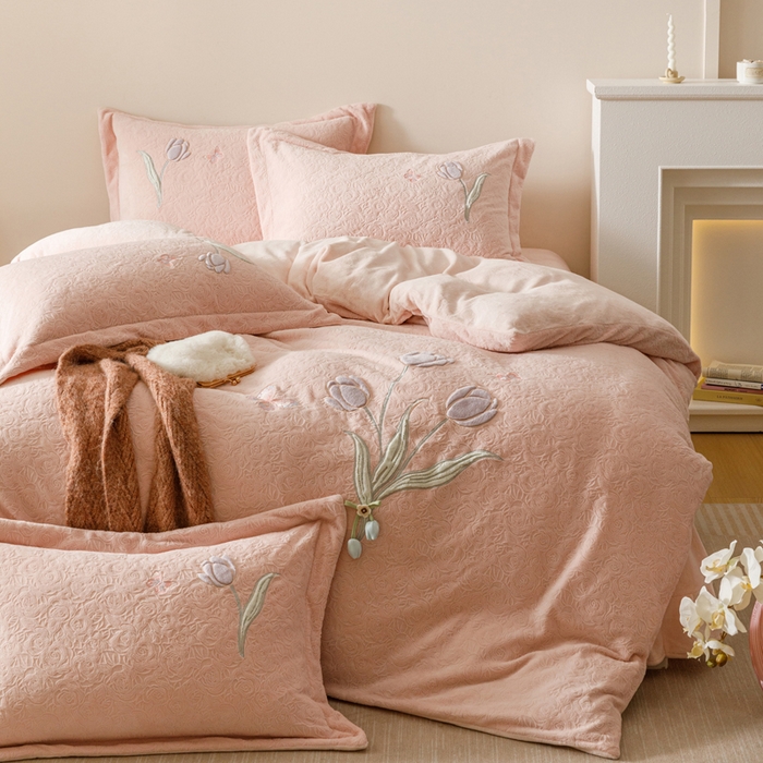 91家纺网 家纺一手货源 找家纺 卡姿家纺 2025秋冬德国奶芙绒提花刺绣— 元气郁金香 元气郁金香-粉