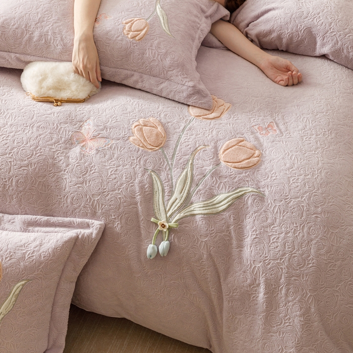 91家纺网 家纺一手货源 找家纺 卡姿家纺 2025秋冬德国奶芙绒提花刺绣— 元气郁金香 元气郁金香-紫