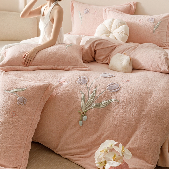 91家纺网 家纺一手货源 找家纺 卡姿家纺 2025秋冬德国奶芙绒提花刺绣— 元气郁金香 元气郁金香-粉