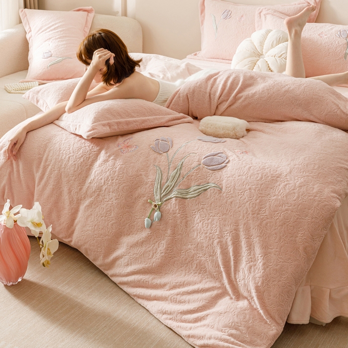 91家纺网 家纺一手货源 找家纺 卡姿家纺 2025秋冬德国奶芙绒提花刺绣— 元气郁金香 元气郁金香-粉