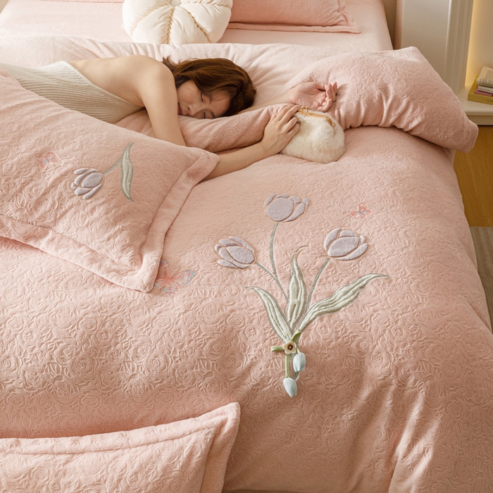 91家纺网 家纺一手货源 找家纺 卡姿家纺 2025秋冬德国奶芙绒提花刺绣— 元气郁金香 元气郁金香-粉