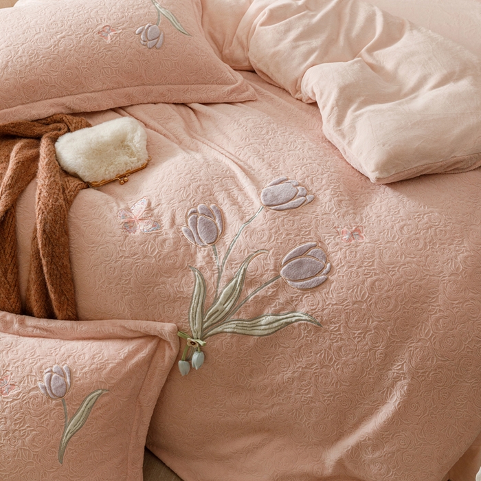 91家纺网 家纺一手货源 找家纺 卡姿家纺 2025秋冬德国奶芙绒提花刺绣— 元气郁金香 元气郁金香-粉