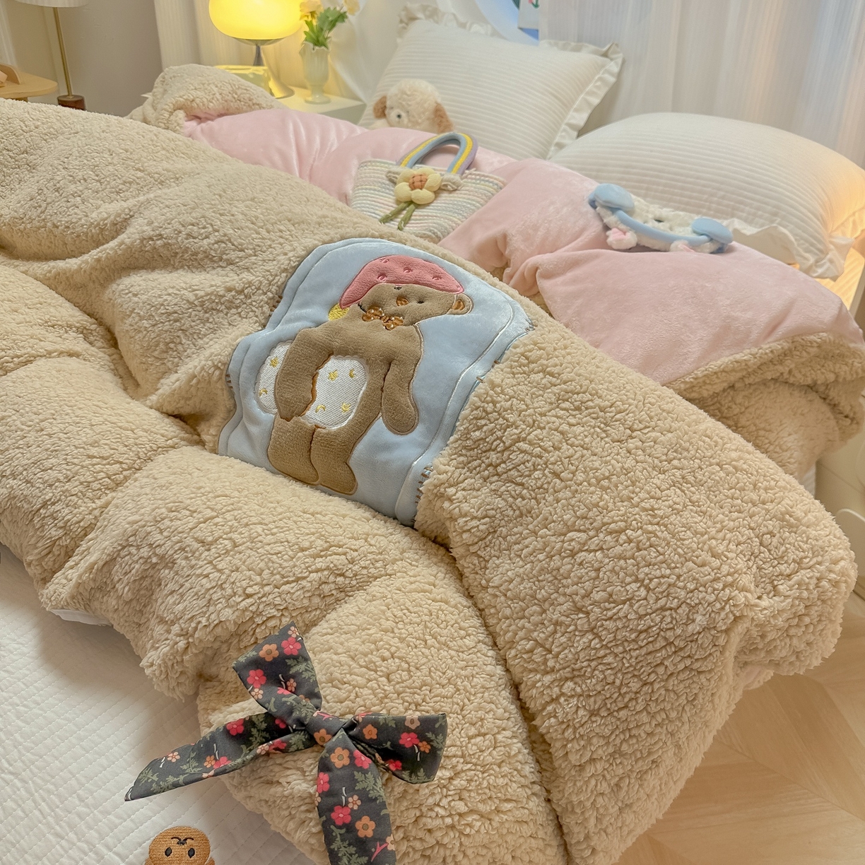 91家纺网 家纺一手货源 找家纺 子钦家纺 2025新款羊羔绒牛奶绒卡通贴布绣单被套被套单件单品被套（第二波） 晚安熊-咖