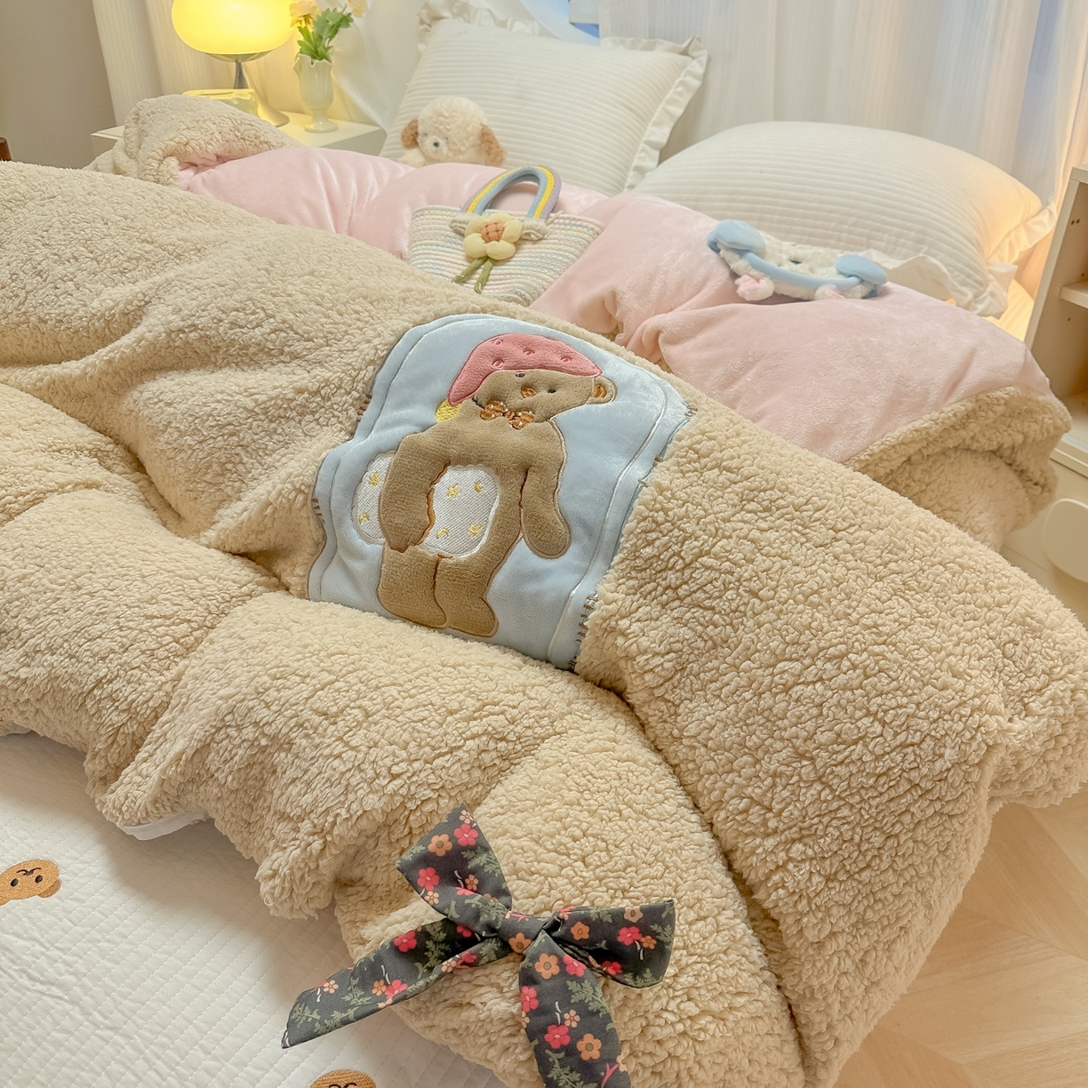 91家纺网 家纺一手货源 找家纺 子钦家纺 2025新款羊羔绒牛奶绒卡通贴布绣单被套被套单件单品被套（第二波） 晚安熊-咖