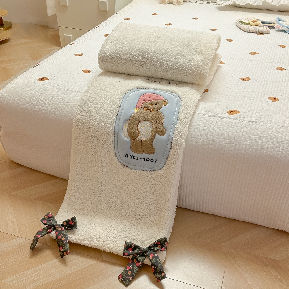 91家纺网 家纺一手货源 找家纺 子钦家纺 2025新款羊羔绒牛奶绒卡通贴布绣单被套被套单件单品被套（第二波） 晚安熊-奶油白