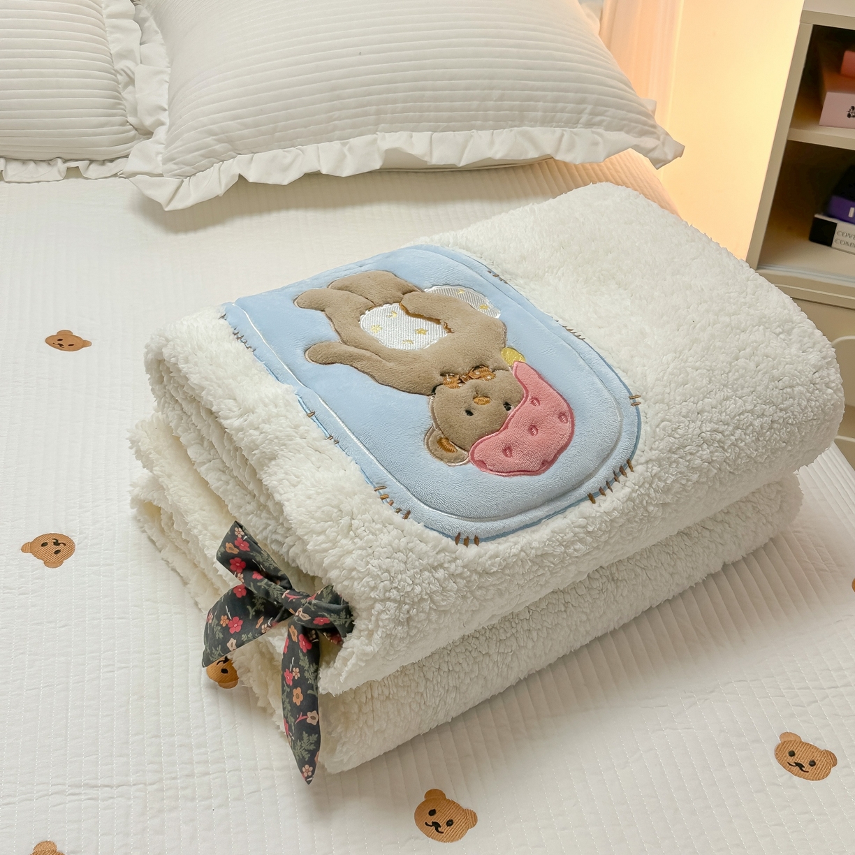 91家纺网 家纺一手货源 找家纺 子钦家纺 2025新款羊羔绒牛奶绒卡通贴布绣单被套被套单件单品被套（第二波） 晚安熊-奶油白