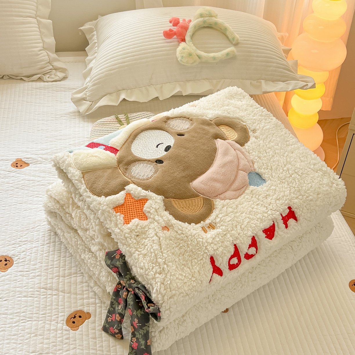 91家纺网 家纺一手货源 找家纺 子钦家纺 2025新款羊羔绒牛奶绒卡通贴布绣单被套被套单件单品被套（第二波） 帽子熊-奶油白