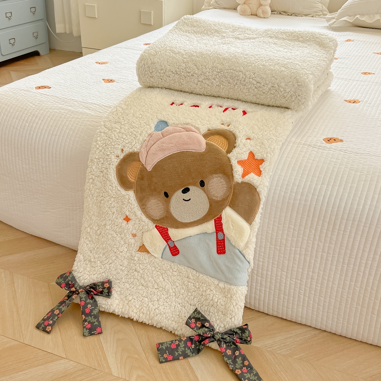 91家纺网 家纺一手货源 找家纺 子钦家纺 2025新款羊羔绒牛奶绒卡通贴布绣单被套被套单件单品被套（第二波） 帽子熊-奶油白