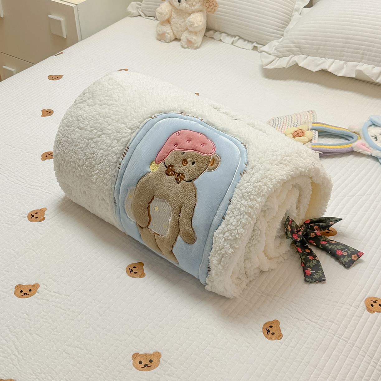 91家纺网 家纺一手货源 找家纺 子钦家纺 2025新款羊羔绒牛奶绒卡通贴布绣单被套被套单件单品被套（第二波） 晚安熊-奶油白