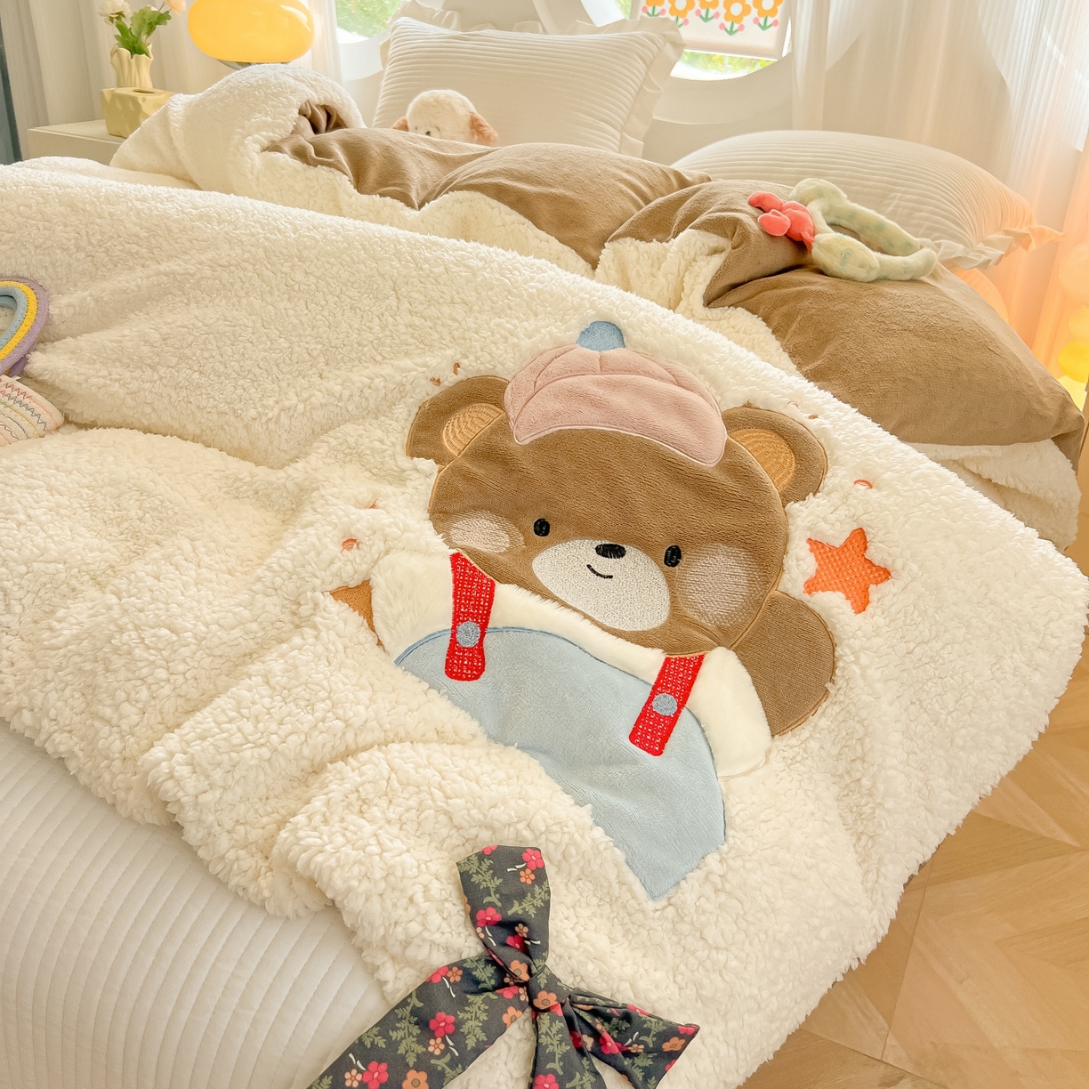 91家纺网 家纺一手货源 找家纺 子钦家纺 2025新款羊羔绒牛奶绒卡通贴布绣单被套被套单件单品被套（第二波） 帽子熊-奶油白