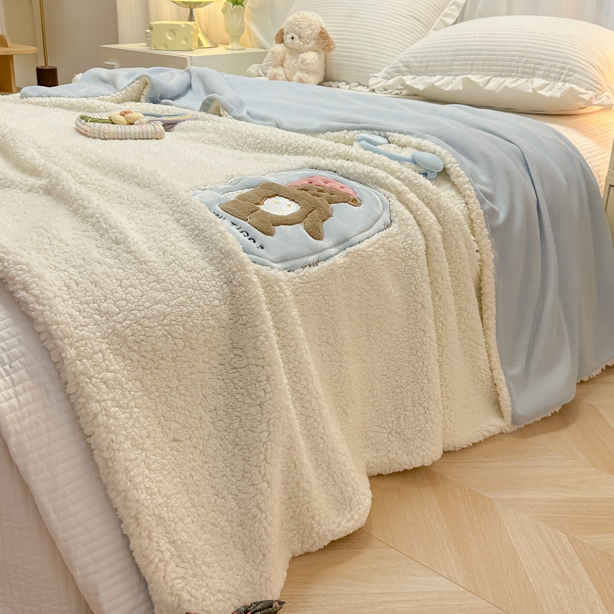 91家纺网 家纺一手货源 找家纺 子钦家纺 2025新款羊羔绒牛奶绒卡通贴布绣单被套被套单件单品被套（第二波） 晚安熊-奶油白