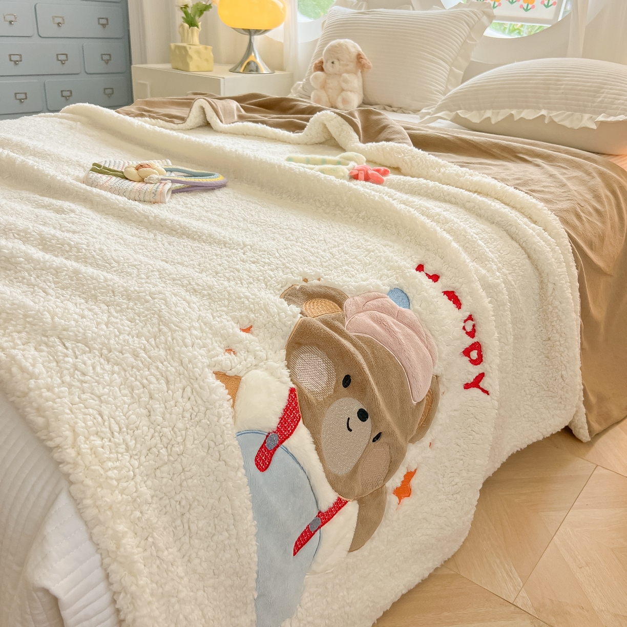 91家纺网 家纺一手货源 找家纺 子钦家纺 2025新款羊羔绒牛奶绒卡通贴布绣单被套被套单件单品被套（第二波） 帽子熊-奶油白