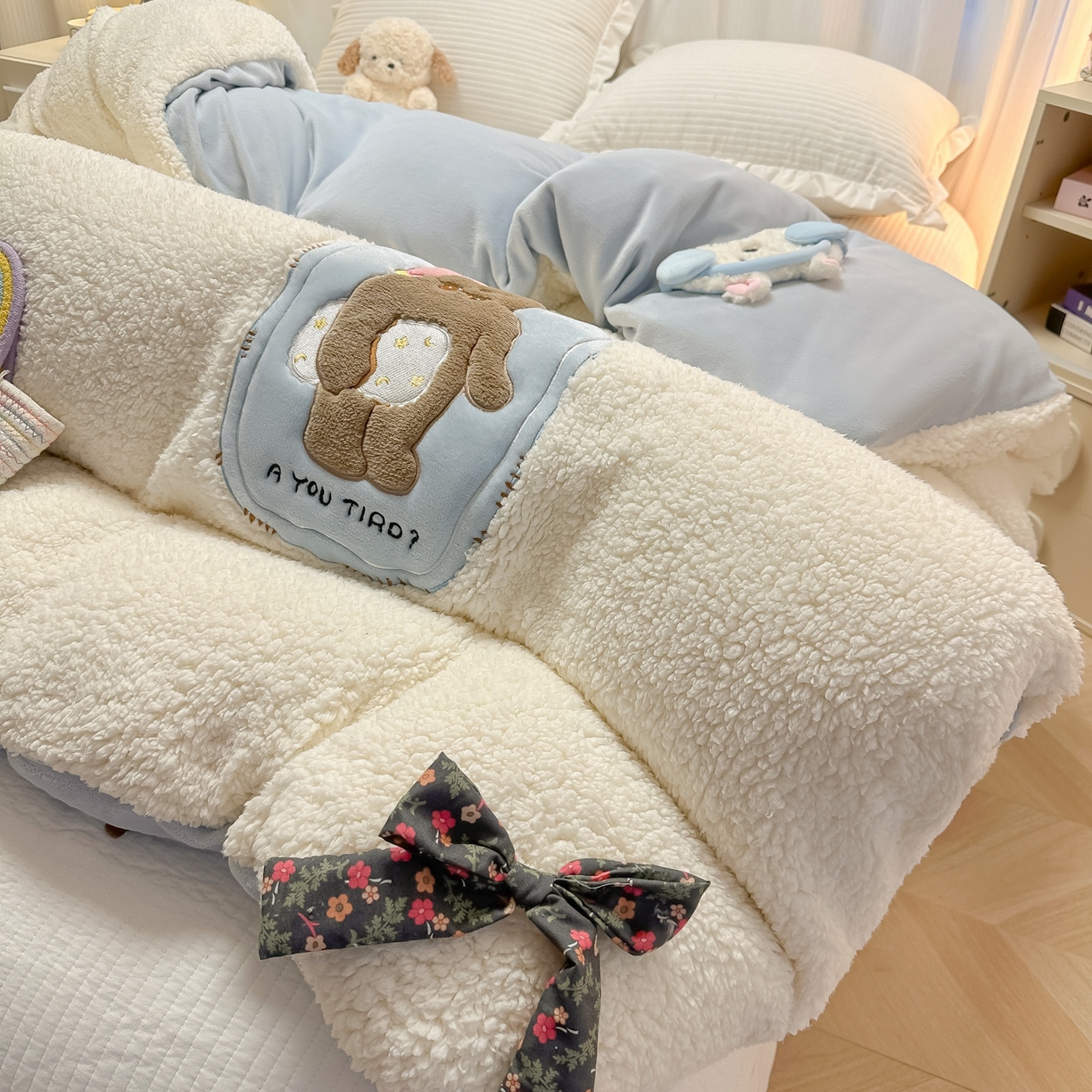 91家纺网 家纺一手货源 找家纺 子钦家纺 2025新款羊羔绒牛奶绒卡通贴布绣单被套被套单件单品被套（第二波） 晚安熊-奶油白