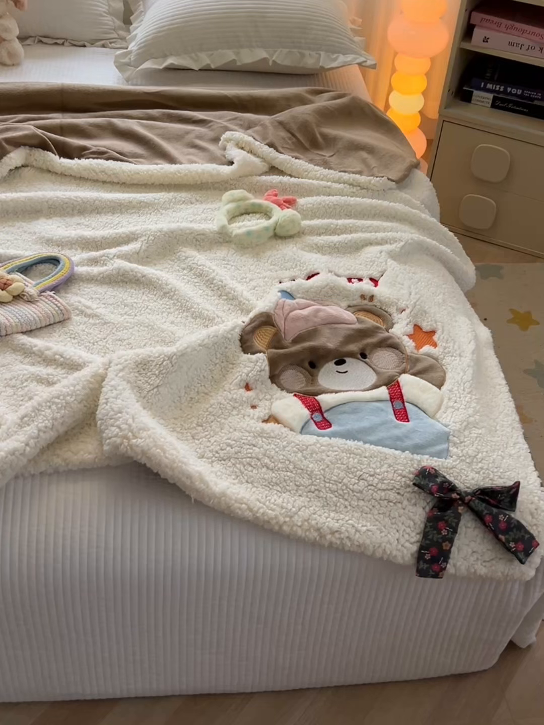 91家纺网 家纺一手货源 找家纺 子钦家纺 2025新款羊羔绒牛奶绒卡通贴布绣单被套被套单件单品被套（第二波） 帽子熊-奶油白