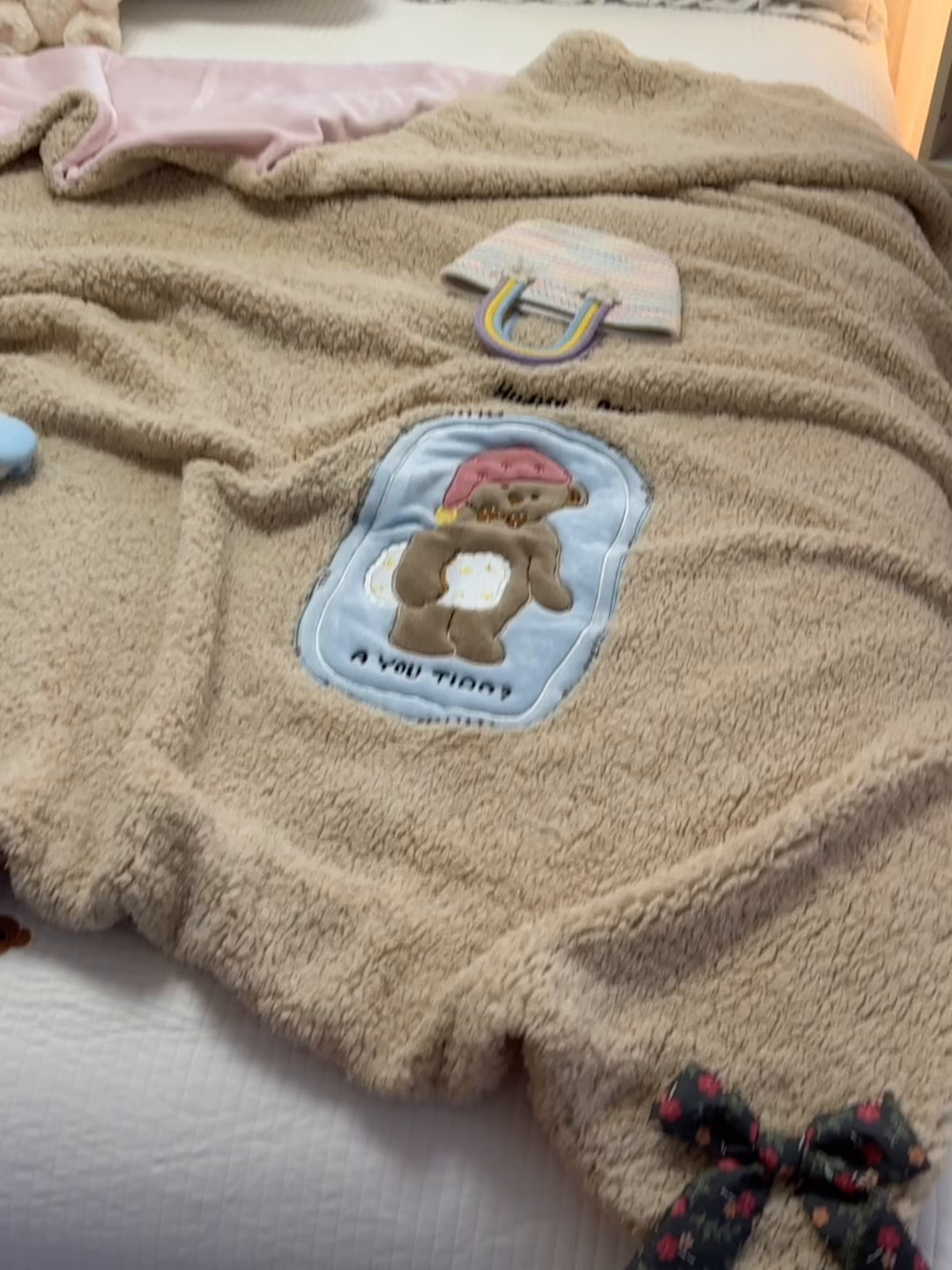 91家纺网 家纺一手货源 找家纺 子钦家纺 2025新款羊羔绒牛奶绒卡通贴布绣单被套被套单件单品被套（第二波） 晚安熊-咖