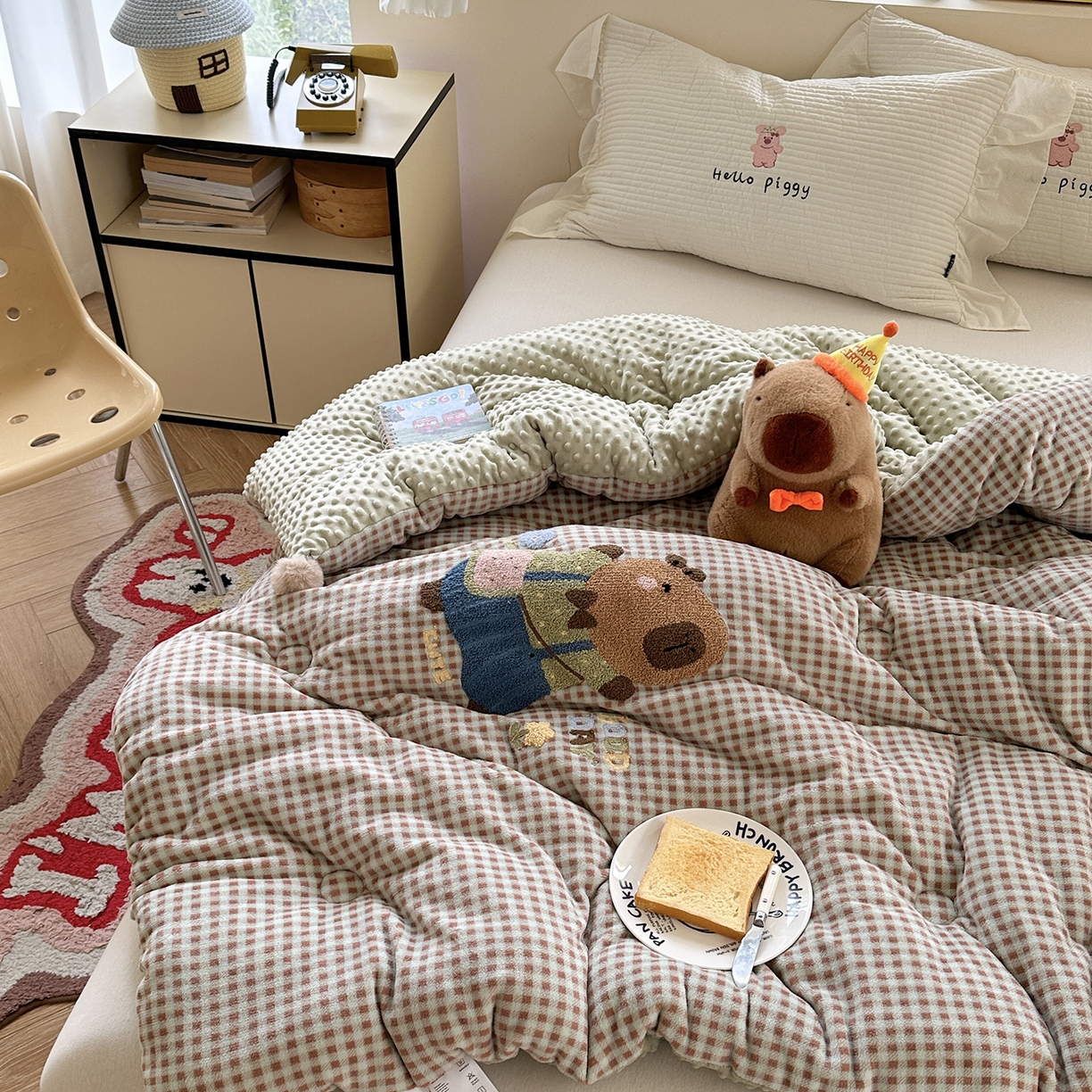 91家纺网 家纺一手货源 找家纺 有货 2025新款格调牛奶绒毛巾绣豆豆被系列 格调卡比巴拉